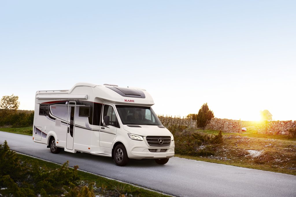 Nya Kabe Royal är byggd på Mercedes Sprinter. Under det välvda taket döljer sig en nedsänkbar dubbelsäng.