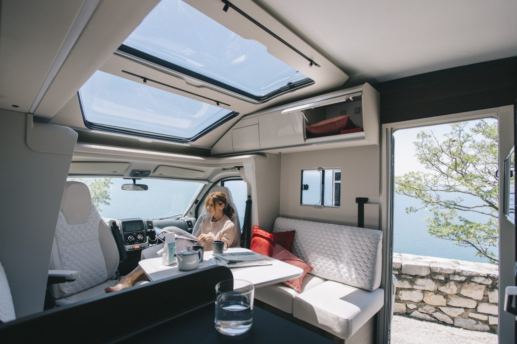 Härligt panoramatakfönster i Adria Coral. 