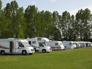 Campingen är öppen maj-augusti och tar husvagnar, husbilar och tält. 