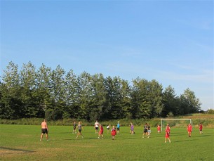 Fotbollsturnering mellan vuxna och barn är en av de populäraste kvällsaktiviteterna