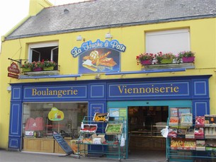 Städerna runt Pointe du Raz har både butiker, crêperia, bageri och caféer