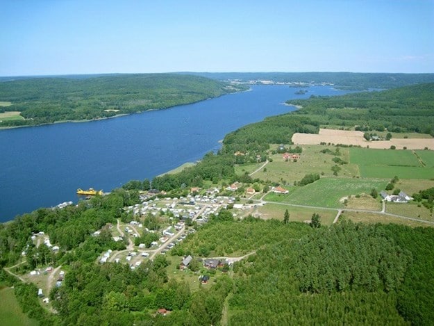 Campingen ligger på Skånes största ö, den natursköna och säregna Ivön i Ivösjön i nordöstra Skåne.