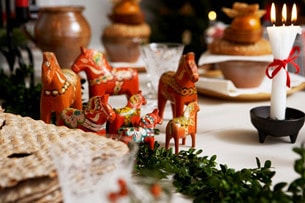 Känn julstämningen på Fredriksdal med doften av gran, knäck och pepparkakor.