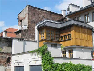 Gamla byggnader blandat med nya i Kazimierz