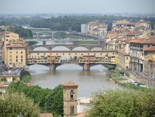 Utsikten ut över Florens från Piazzale Michelangelo. Här i riktning mot den världsberömda bron Ponte Vecchio. 