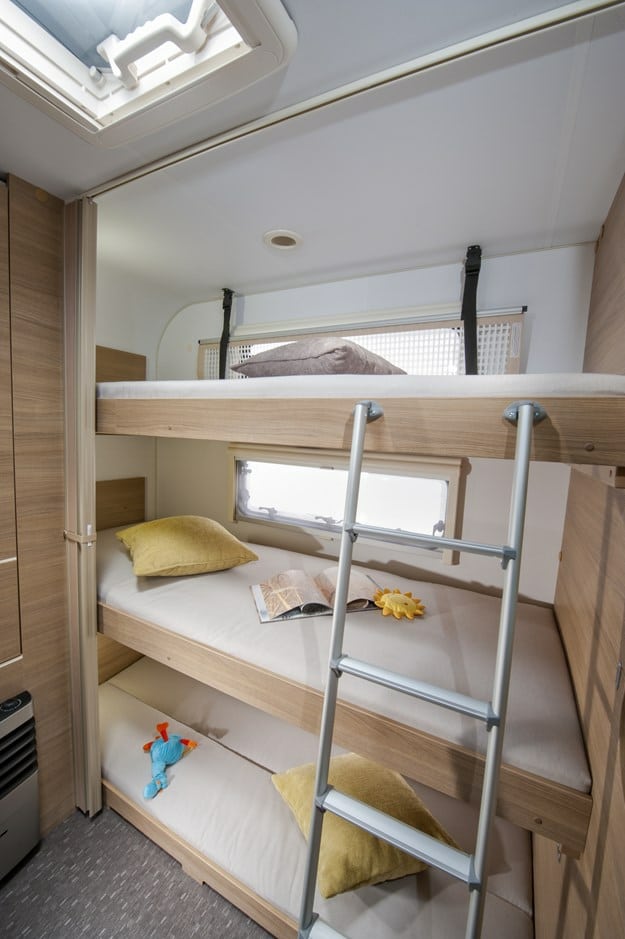 Alla barnkammarmodeller av Adora har trevåningssäng som alternativ planlösning som i denna modell 573PT.