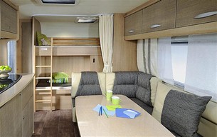 Största Premio-modellen, 550 TK, erbjuder våningssäng för barnen längst bak …