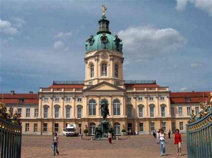 Charlottenburg Slott är en av de första milstolparna längs boulevarden