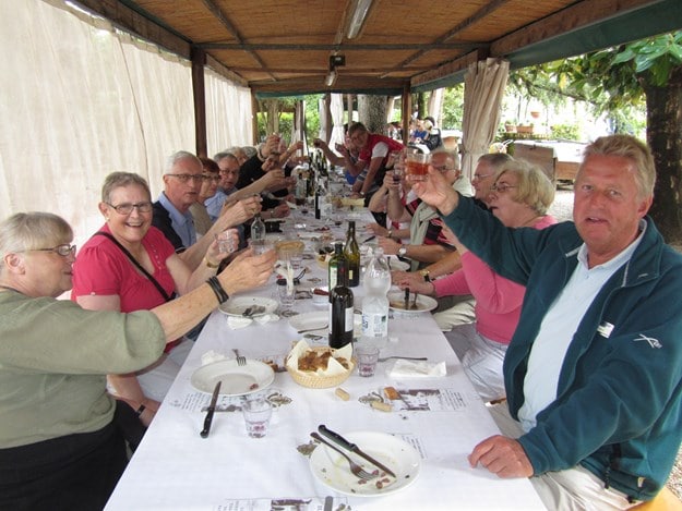 Stämningen är hög när vi får möjlighet att smaka både på vinet och den lokala maten på vingården Fattoria il Poggio. 