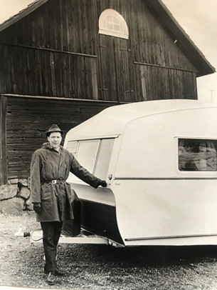 Sten Johansson med en Thompson husvagn under första visningen 1969.
