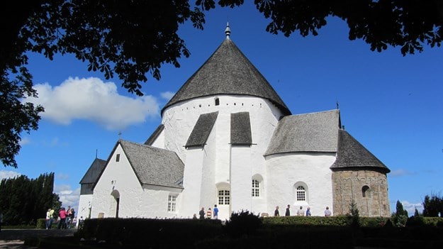 Något som verkligen symboliserar Bornholm är de vackra gamla rundkyrkorna.