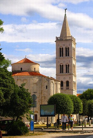 Den katolska katedralen bakom den cirkelformade romanska kyrkan St. Donatus