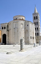 Den runda St. Donatkyrkan med rester av kolonner från romartiden framför, som burit upp tak till byggnader och tempel.