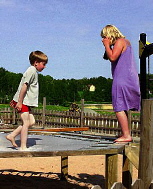 Barna elsker å leke med husker, trampoline og sandkasse på lekeplassen.