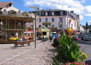 Den oundvikliga franska karusellen på torget i Gérardmer