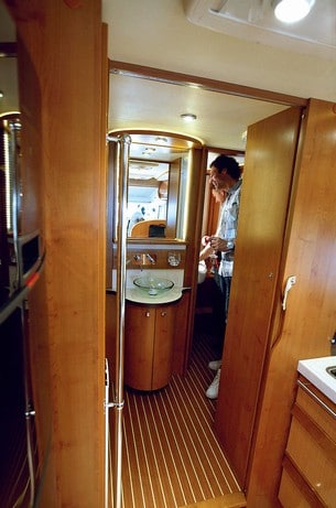 I den nya utgåvan av 10001 modellen kan du tvätta dig direkt du stigit ur sängen