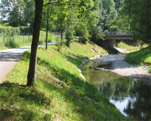 Cykelväg längs den vackra bäcken