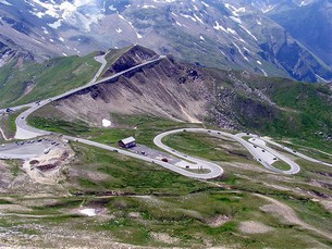 Artistiskt vägbygge på 2400 m.ö.h.