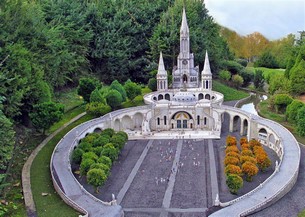 Pilgrimsfärdkyrkan i Lourdes