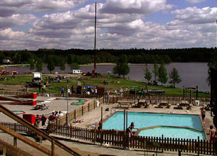 Avkobling og rekreasjon for hele familien i campingplassens svømmebasseng.