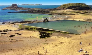 Stranden vid stadsmuren i St. Malo