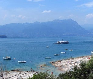 Vacker utsikt från vägen runt Gardasjön