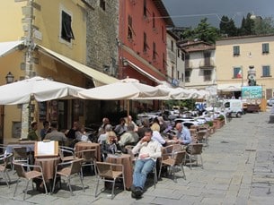 I den gamla stadsdelen Montecatini Alto kan man njuta av en kopp kaffe på ett av de trevliga caféerna, medan man kopplar av och njuter av stillheten. 