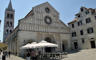 Den romersk-katolska katedralen St Anastasia från 1100-talet med sitt separata klocktorn är den störst i den dalmatiska regionen.