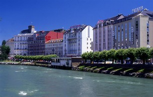 Hotellen längs floden Gave de Pau