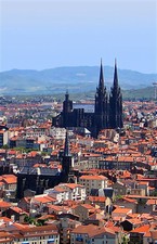 Kyrkorna i Clermont Ferrand är byggda av svart lavasten