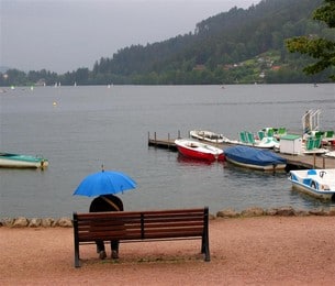 Man kan njuta av utsikten trots regnskurar vid sjön Gérardmer