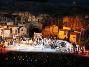 Arena di Verona´s scen och kulissernas enorma omfång är en självklarhet