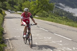 Anne-Vibeke kämpar sig upp för Alpe d´Huez på cykel