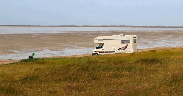 Den breda stranden på Rømø Sønderstrand vid en tidspunkt då vattnet håller på att dra sig undan