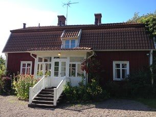 Astrid Lindgrens födelsehem Näs ligger alldeles utanför temaparken. 