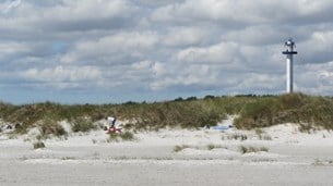 Vid Dueodde, på den södra spetsen av ön, hittar man de vackra vita sandstränderna.