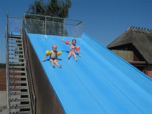 Barnen älskar att plaska i campingplatsens pool