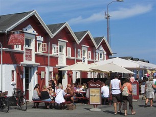 Det är trevligt i Skagen, och i hamnen vimlar det av läckra restauranger, där speciellt fisk är populärt