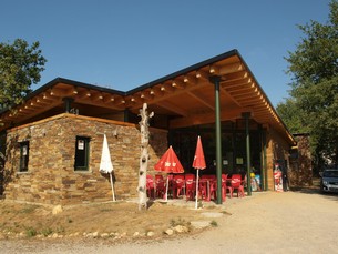 Reception och restaurang på campingplatsen i Sarria