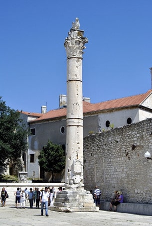 Vid denna romerska kolonn, som under medeltiden fungerade som skampåle, samlas i dag turister.
