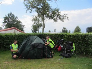 Ett par aktiva cykelcampare som slår läger på Sandager Næs Camping