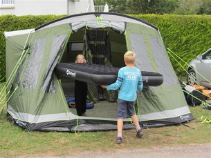 Tältet är snabbt på plats när man hjälper varandra