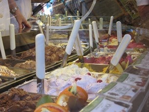 Gelateria di Piazza har flera i år i rad utsetts till att göra världens bästa glass. De har över 40 olika smaker, så det finns en glass för alla. 