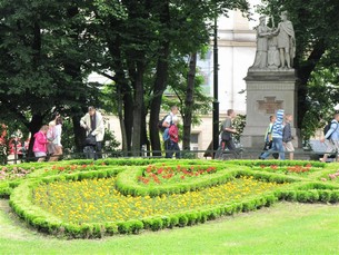 Den tidigare stadsmuren har nu ersatts av ett grönt bälte med anlagda stigar hela vägen runt staden