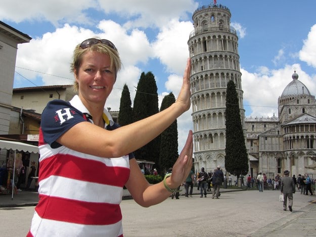 Troligen är en av de mest populära semesterbilderna från Pisa när folk försöker stötta upp tornet med handen så att det inte skall välta. 