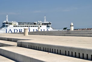 Ur dessa hål i den trappliknande kajkanten vid den nybyggda kryssningshamnen i Zadar, strömmar ljudet från Havsorgeln (Morske orgulje).