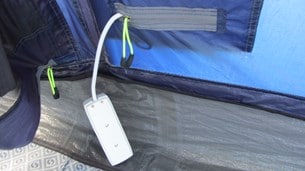 Om du skall använda ström under tältsemestern så finns det ett speciellt intag för sladden i tältet.