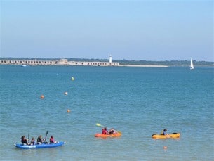 Tag med badkläder och njut av alla fina stränder som finns på Isle of Wight