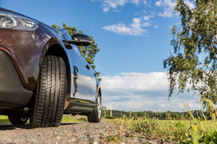 - Risken för en punktering eller annan däckskada ökar när man åker långt med bilen, säger Emil Sundholm.