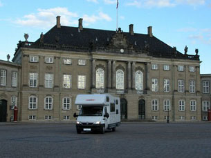 Mathias älskar soldater, så vi körde förbi vakterna på Amalienborg en sista gång före avresan med Oslobåten.